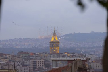 Galata Kulesi ve yeni Camlica camisi istanbul Türkiye