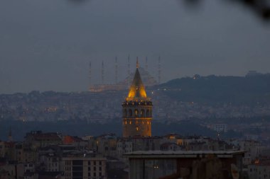 Galata Kulesi ve yeni Camlica camisi istanbul Türkiye