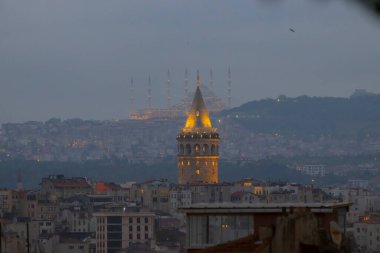 Galata Kulesi ve yeni Camlica camisi istanbul Türkiye