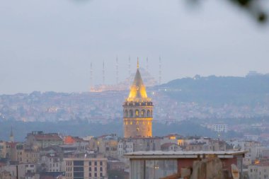 Galata Kulesi ve yeni Camlica camisi istanbul Türkiye
