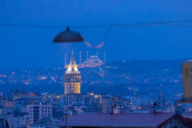 Galata Kulesi ve yeni Camlica camisi istanbul Türkiye