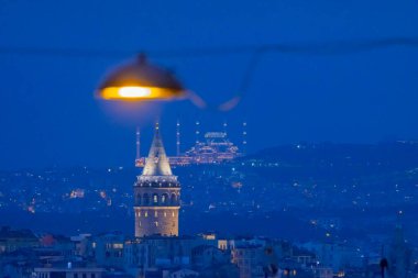 Galata Kulesi ve yeni Camlica camisi istanbul Türkiye