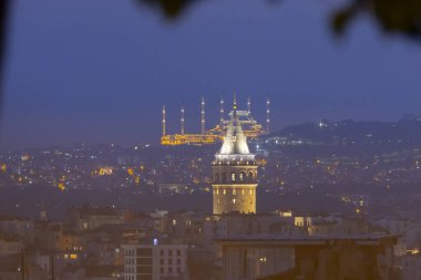 Galata Kulesi ve yeni Camlica camisi istanbul Türkiye