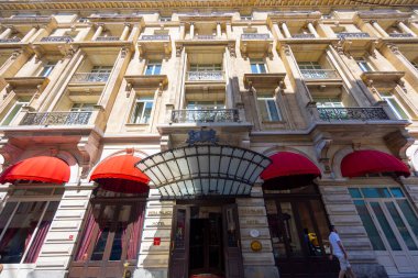 İstanbul 'da nostalji tramvayı ve banka caddesi