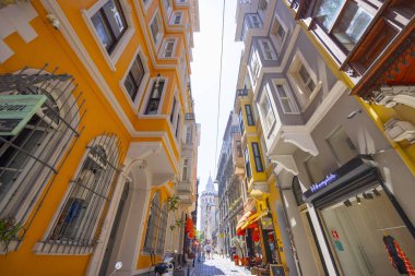 İstanbul 'da nostalji tramvayı ve banka caddesi