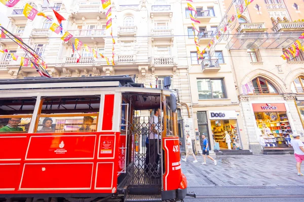Nostalgie Tram Banken Straat Istanbul — Stockfoto