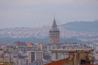 Önde Galata Kulesi, arkada Byk Camlca Camii, İstanbul 'un tepesinden fotoğraf