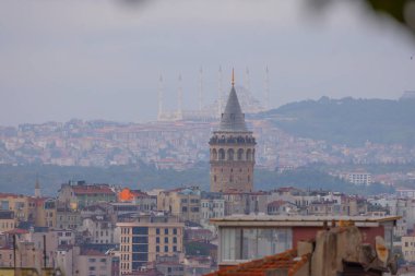 Önde Galata Kulesi, arkada Byk Camlca Camii, İstanbul 'un tepesinden fotoğraf