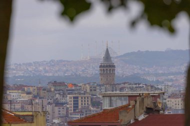 Önde Galata Kulesi, arkada Byk Camlca Camii, İstanbul 'un tepesinden fotoğraf