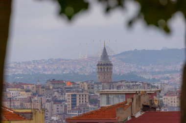 Önde Galata Kulesi, arkada Byk Camlca Camii, İstanbul 'un tepesinden fotoğraf