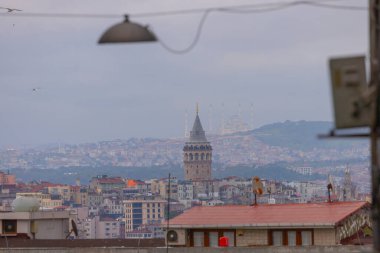Önde Galata Kulesi, arkada Byk Camlca Camii, İstanbul 'un tepesinden fotoğraf