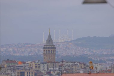 Önde Galata Kulesi, arkada Byk Camlca Camii, İstanbul 'un tepesinden fotoğraf