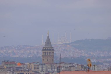 Önde Galata Kulesi, arkada Byk Camlca Camii, İstanbul 'un tepesinden fotoğraf