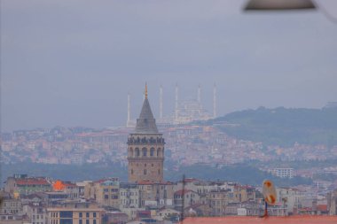 Önde Galata Kulesi, arkada Byk Camlca Camii, İstanbul 'un tepesinden fotoğraf