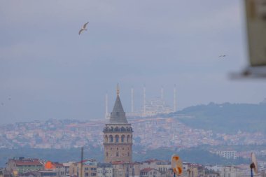 Önde Galata Kulesi, arkada Byk Camlca Camii, İstanbul 'un tepesinden fotoğraf