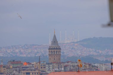 Önde Galata Kulesi, arkada Byk Camlca Camii, İstanbul 'un tepesinden fotoğraf