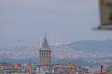 Önde Galata Kulesi, arkada Byk Camlca Camii, İstanbul 'un tepesinden fotoğraf