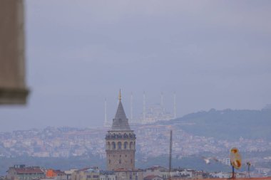 Önde Galata Kulesi, arkada Byk Camlca Camii, İstanbul 'un tepesinden fotoğraf