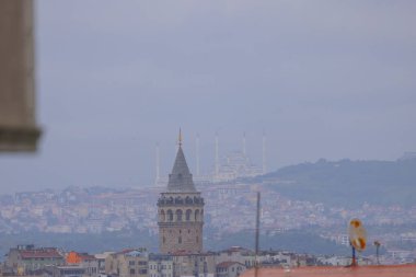 Önde Galata Kulesi, arkada Byk Camlca Camii, İstanbul 'un tepesinden fotoğraf