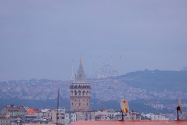 Önde Galata Kulesi, arkada Byk Camlca Camii, İstanbul 'un tepesinden fotoğraf