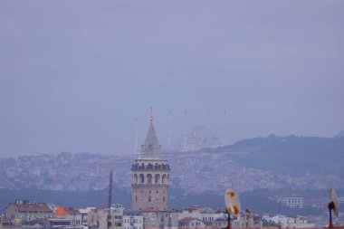 Önde Galata Kulesi, arkada Byk Camlca Camii, İstanbul 'un tepesinden fotoğraf