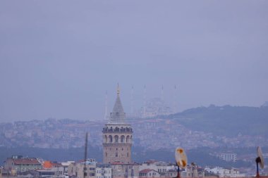 Önde Galata Kulesi, arkada Byk Camlca Camii, İstanbul 'un tepesinden fotoğraf