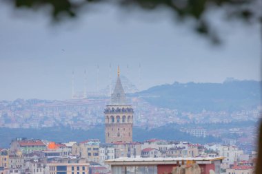Önde Galata Kulesi, arkada Byk Camlca Camii, İstanbul 'un tepesinden fotoğraf