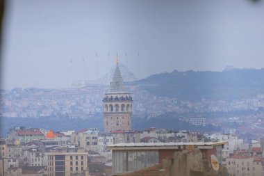 Önde Galata Kulesi, arkada Byk Camlca Camii, İstanbul 'un tepesinden fotoğraf