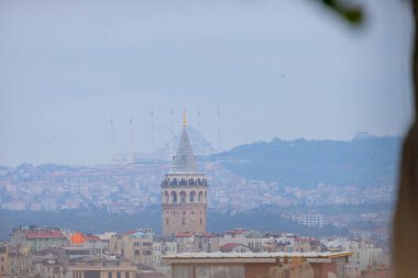 Önde Galata Kulesi, arkada Byk Camlca Camii, İstanbul 'un tepesinden fotoğraf