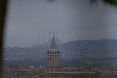 Önde Galata Kulesi, arkada Byk Camlca Camii, İstanbul 'un tepesinden fotoğraf