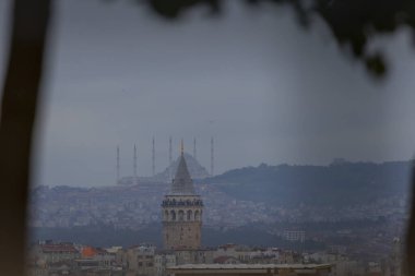 Önde Galata Kulesi, arkada Byk Camlca Camii, İstanbul 'un tepesinden fotoğraf