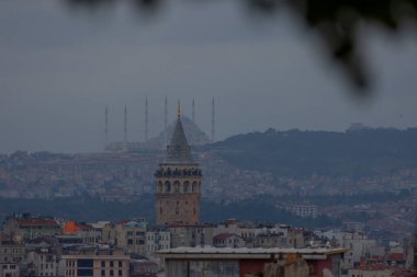 Önde Galata Kulesi, arkada Byk Camlca Camii, İstanbul 'un tepesinden fotoğraf