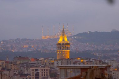 Önde Galata Kulesi, arkada Byk Camlca Camii, İstanbul 'un tepesinden fotoğraf