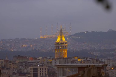 Önde Galata Kulesi, arkada Byk Camlca Camii, İstanbul 'un tepesinden fotoğraf