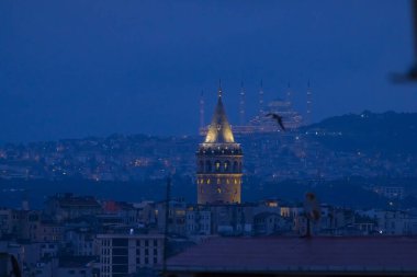 Önde Galata Kulesi, arkada Byk Camlca Camii, İstanbul 'un tepesinden fotoğraf