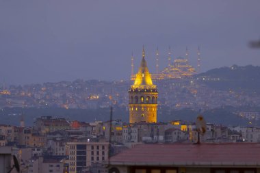 Önde Galata Kulesi, arkada Byk Camlca Camii, İstanbul 'un tepesinden fotoğraf