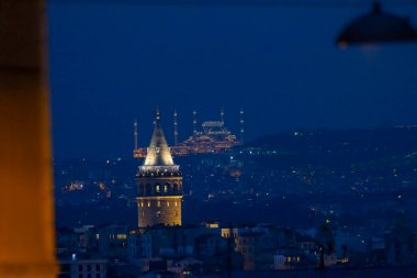 Önde Galata Kulesi, arkada Byk Camlca Camii, İstanbul 'un tepesinden fotoğraf