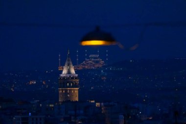 Önde Galata Kulesi, arkada Byk Camlca Camii, İstanbul 'un tepesinden fotoğraf