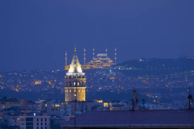 Önde Galata Kulesi, arkada Byk Camlca Camii, İstanbul 'un tepesinden fotoğraf