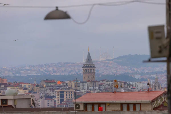전면에 갈라타 배경에 Byk Camlca 모스크 이스탄불의 상단에서 — 스톡 사진