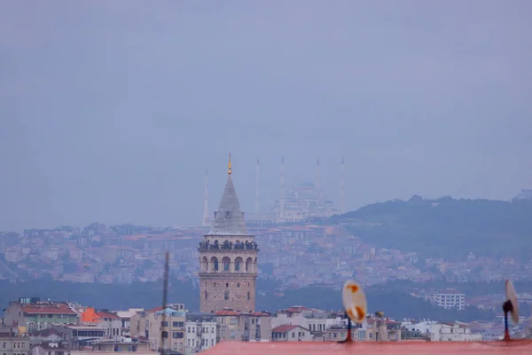 Galata Toren Aan Voorkant Byk Camlca Moskee Achtergrond Foto Van — Stockfoto