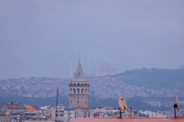 Galata Toren Aan Voorkant Byk Camlca Moskee Achtergrond Foto Van — Stockfoto