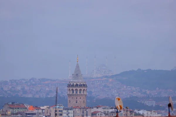 Önde Galata Kulesi Arkada Byk Camlca Camii Stanbul Tepesinden Fotoğraf — Stok fotoğraf