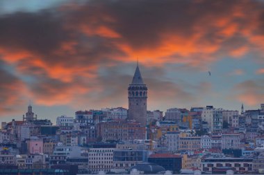 Gün batımında Galata Kulesi 'nin muhteşem manzarası. Galata Kulesi (Galata Kulesi), İstanbul 'un Galata semtinde bulunan bir ortaçağ taş kulesidir..