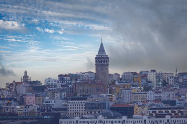 Gün batımında Galata Kulesi 'nin muhteşem manzarası. Galata Kulesi (Galata Kulesi), İstanbul 'un Galata semtinde bulunan bir ortaçağ taş kulesidir..