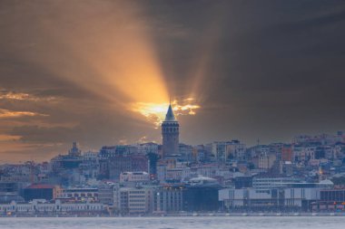Gün batımında Galata Kulesi 'nin muhteşem manzarası. Galata Kulesi (Galata Kulesi), İstanbul 'un Galata semtinde bulunan bir ortaçağ taş kulesidir..