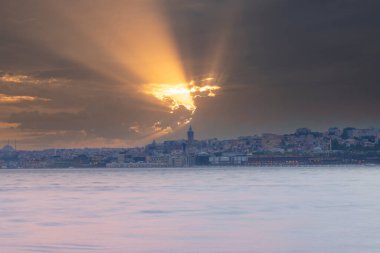 Gün batımında Galata Kulesi 'nin muhteşem manzarası. Galata Kulesi (Galata Kulesi), İstanbul 'un Galata semtinde bulunan bir ortaçağ taş kulesidir..
