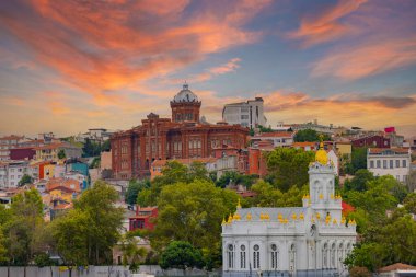 Bir Bulgar Ortodoks kilisesi olan Bulgar St. Stephen Kilisesi, Balat ilçesi, İstanbul ve Türkiye 'de ise Phanar Rum Ortodoks Koleji Altın Boynuzu mimari tarzından manzara