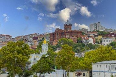 Bir Bulgar Ortodoks kilisesi olan Bulgar St. Stephen Kilisesi, Balat ilçesi, İstanbul ve Türkiye 'de ise Phanar Rum Ortodoks Koleji Altın Boynuzu mimari tarzından manzara