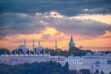 Marmara Denizi Öncesi Topkapı Sarayı, İstanbul, Türkiye. Altın Boynuz ve Topkapı Sarayı Altın Gün batımında